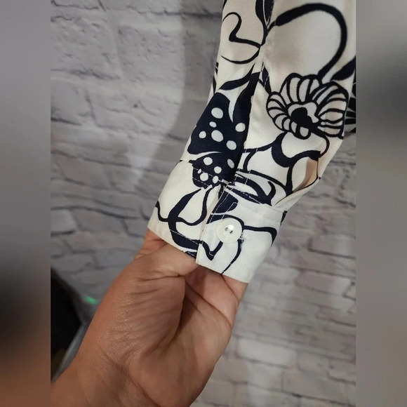 Alfred Dunner white jacket with navy blue floral design and sequin embellishment - Picture 5 of 6